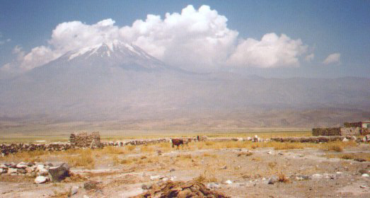Ararat - jeho vrchol je skoro vdy schovan v oblakoch.