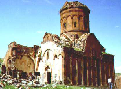Zachoval tiscron katedrla v ruinch bvalej metropoly Armnskej re